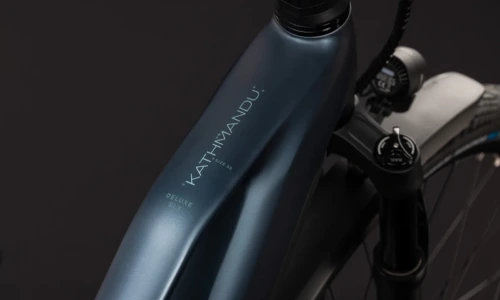 Bicicleta eléctrica Cube Kathmandu Hybrid Deluxe SLX 800 mineralblue´n´blue Cuadro semiabierto – detalle 1 | Ebike.es
