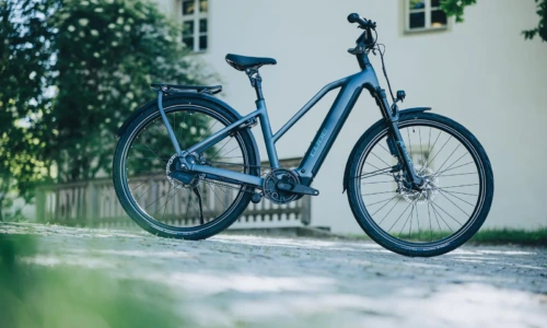 Bicicleta eléctrica Cube Kathmandu Hybrid Deluxe SLX 800 mineralblue´n´blue Cuadro semiabierto – vista en exterior | Ebike.es