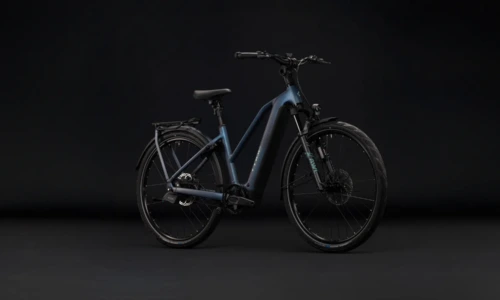 Bicicleta eléctrica Cube Kathmandu Hybrid Deluxe SLX 800 mineralblue´n´blue Cuadro semiabierto – vista frontal | Ebike.es