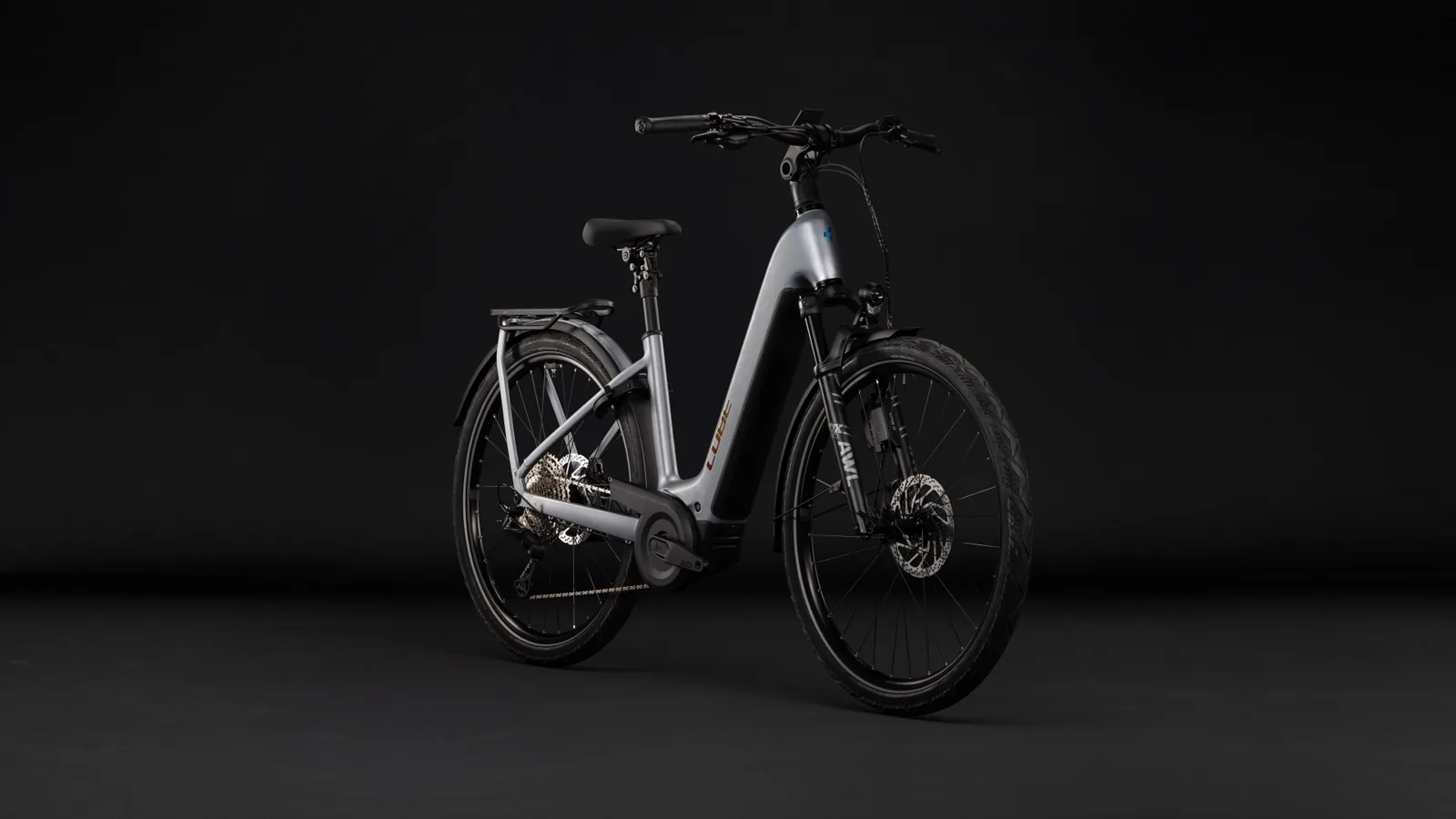 Cube Kathmandu Hybrid EXC 800 Wh slategrey´n´chrome – Bicicleta Eléctrica Trekking 2027 Cuadro abierto ebike.es Gran tienda de bicicletas eléctricas en España 2 Bicicleta eléctrica Cube Kathmandu Hybrid EXC 800 slategrey´n´chrome Cuadro abierto – vista frontal | Ebike.es