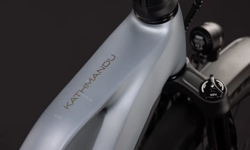 Bicicleta eléctrica Cube Kathmandu Hybrid EXC 800 slategrey´n´chrome Cuadro semiabierto – detalle 1 | Ebike.es