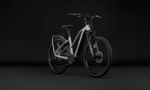 Bicicleta eléctrica Cube Kathmandu Hybrid EXC 800 slategrey´n´chrome Cuadro semiabierto – vista frontal | Ebike.es