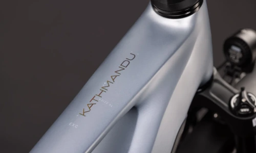 Bicicleta eléctrica Cube Kathmandu Hybrid EXC 800 slategrey´n´chrome Barra alta – detalle 2 | Ebike.es