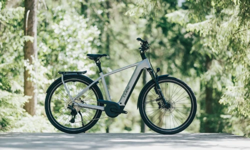 Bicicleta eléctrica Cube Kathmandu Hybrid EXC 800 slategrey´n´chrome Barra alta – vista en exterior | Ebike.es