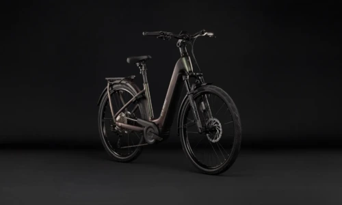 Bicicleta eléctrica Cube Kathmandu Hybrid EXC 800 stellar´n´chrome Cuadro abierto – vista frontal | Ebike.es