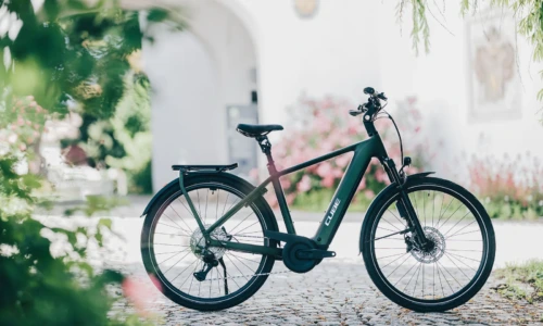 Bicicleta eléctrica Cube Kathmandu Hybrid EXC 800 stellar´n´chrome Barra alta – vista en exterior | Ebike.es