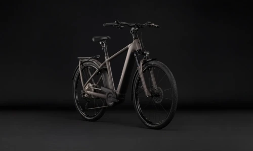 Cube Kathmandu Hybrid ONE 800 Wh cedar´n´chrome – Bicicleta Eléctrica Trekking 2027 Barra alta ebike.es Gran tienda de bicicletas eléctricas en España 9 Bicicleta eléctrica Cube Kathmandu Hybrid ONE 800 cedar´n´chrome Barra alta – vista frontal | Ebike.es