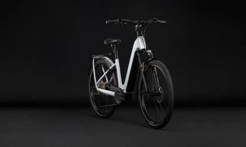 Bicicleta eléctrica Cube Kathmandu Hybrid ONE 800 silverstar´n´reflex Cuadro abierto – vista frontal | Ebike.es