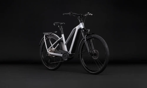 Bicicleta eléctrica Cube Kathmandu Hybrid ONE 800 silverstar´n´reflex Cuadro semiabierto – vista frontal | Ebike.es