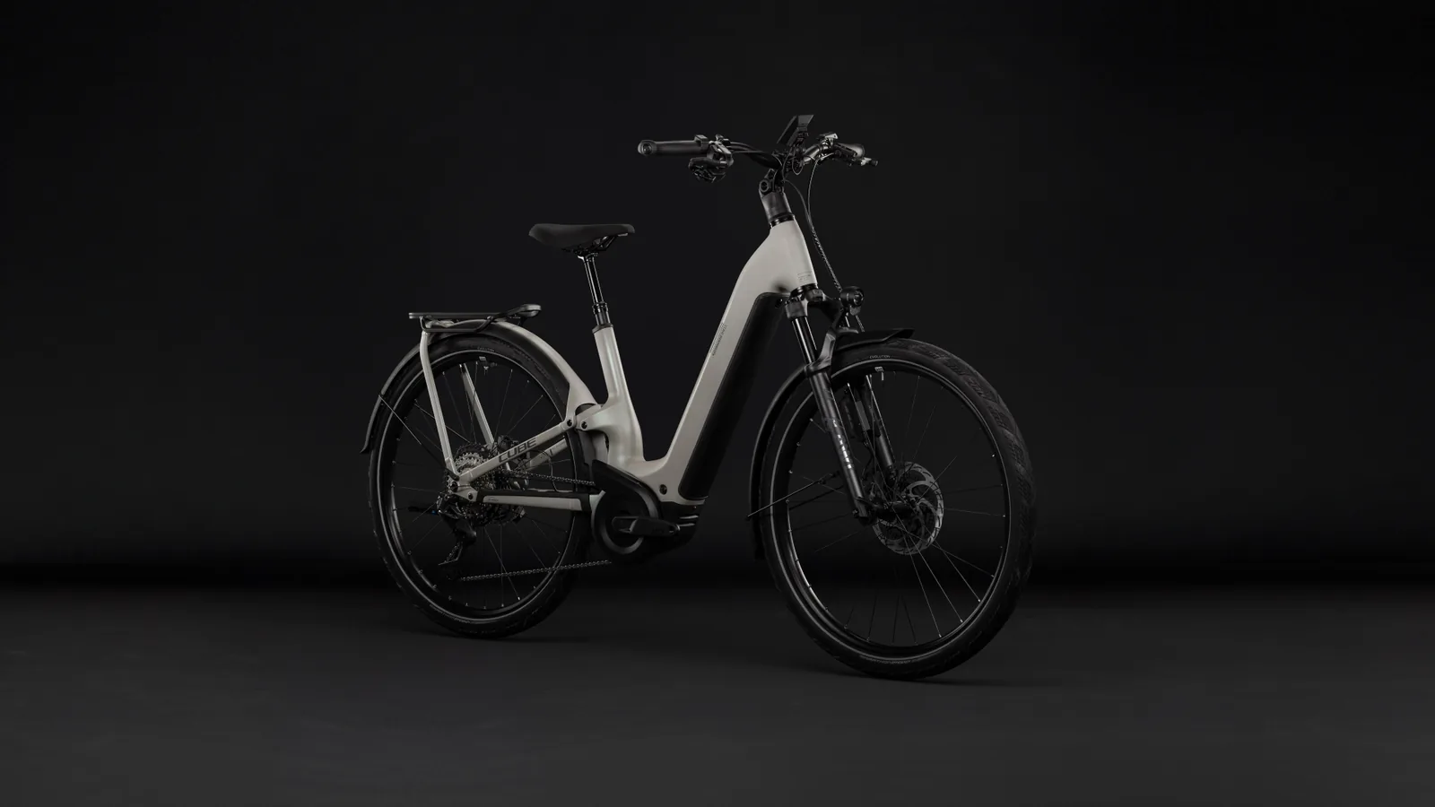 Cube Kathmandu Hybrid ONE11 HPC SLT 800 Wh glintsand´n´oatgrey – Bicicleta Eléctrica Trekking 2027 Cuadro abierto ebike.es Gran tienda de bicicletas eléctricas en España 2 Bicicleta eléctrica Cube Kathmandu Hybrid ONE11 HPC SLT 800 glintsand´n´oatgrey Cuadro abierto – vista frontal | Ebike.es