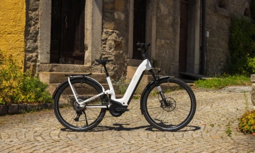 Bicicleta eléctrica Cube Kathmandu Hybrid ONE11 HPC SLX 800 metallicwhite´n´prizm Cuadro abierto – vista en exterior | Ebike.es