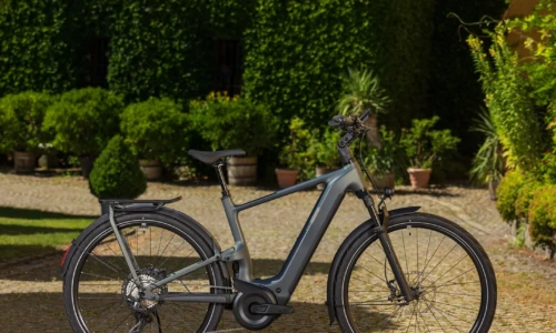 Bicicleta eléctrica Cube Kathmandu Hybrid ONE11 HPC SLX 800 sagebrushgreen´n´chrome Barra alta – vista en exterior | Ebike.es