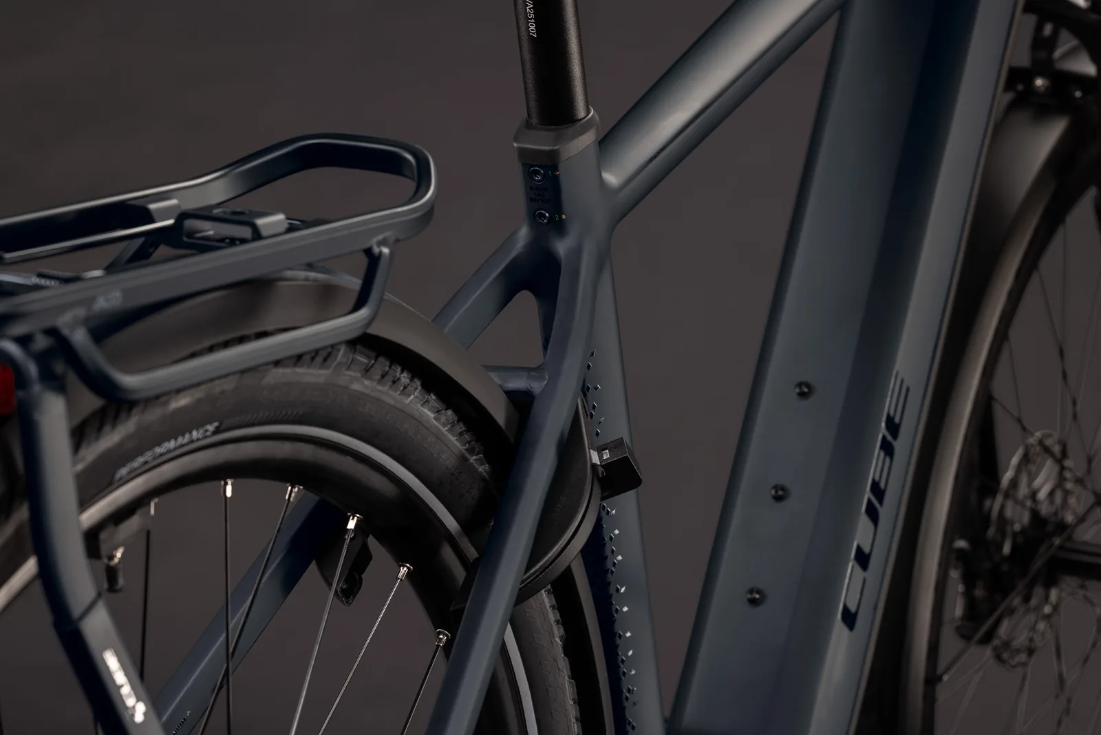 Cube Kathmandu Hybrid Pro 800 Wh coal´n´black – Bicicleta Eléctrica Trekking 2027 Barra alta ebike.es Gran tienda de bicicletas eléctricas en España 5 Bicicleta eléctrica Cube Kathmandu Hybrid Pro 800 coal´n´black Barra alta – detalle 3 | Ebike.es