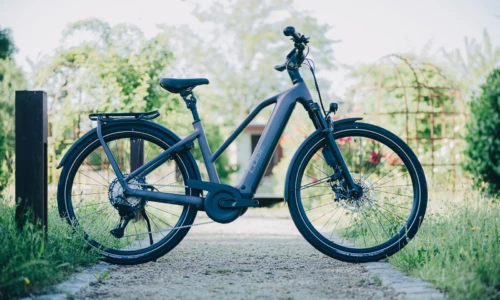 Bicicleta eléctrica Cube Kathmandu Hybrid SLT 800 mysticgraphite´n´reflex Cuadro semiabierto – vista en exterior | Ebike.es