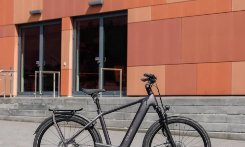 Bicicleta eléctrica Cube Kathmandu Hybrid SLT 800 mysticgraphite´n´reflex Barra alta – vista en exterior | Ebike.es