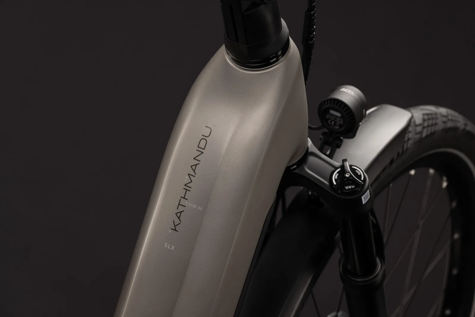 Cube Kathmandu Hybrid SLX 800 Wh flashstone´n´chrome – Bicicleta Eléctrica Trekking 2027 Cuadro abierto ebike.es Gran tienda de bicicletas eléctricas en España 3 Bicicleta eléctrica Cube Kathmandu Hybrid SLX 800 flashstone´n´chrome Cuadro abierto – detalle 1 | Ebike.es