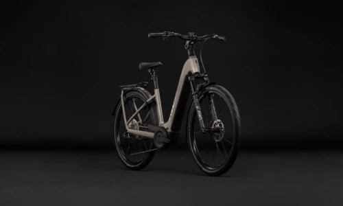 Cube Kathmandu Hybrid SLX 800 Wh flashstone´n´chrome – Bicicleta Eléctrica Trekking 2027 Cuadro abierto ebike.es Gran tienda de bicicletas eléctricas en España 9 Bicicleta eléctrica Cube Kathmandu Hybrid SLX 800 flashstone´n´chrome Cuadro abierto – vista frontal | Ebike.es
