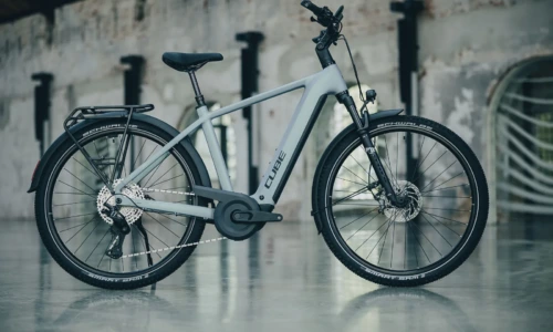 Bicicleta eléctrica Cube Nuride Hybrid EXC 800 seagrey´n´black Barra alta – vista en exterior | Ebike.es