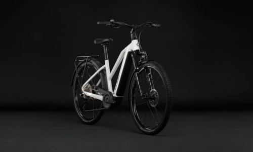 Bicicleta eléctrica Cube Nuride Hybrid Performance 720 metallicwhite´n´grey Cuadro semiabierto – vista frontal | Ebike.es