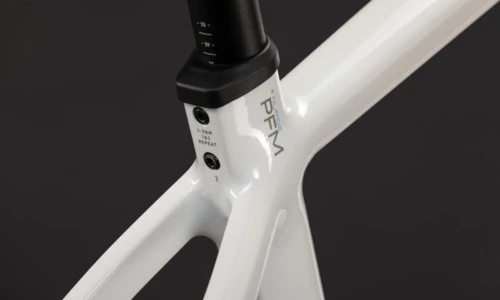 Bicicleta eléctrica Cube Nuride Hybrid Performance 720 metallicwhite´n´grey Barra alta – detalle 2 | Ebike.es