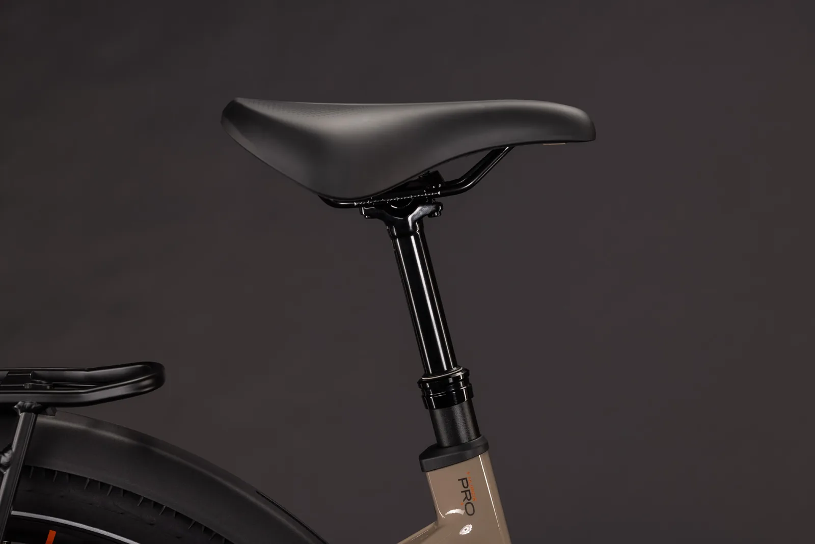 Cube Nuride Hybrid Pro 800 Wh cappuccino´n´black – Bicicleta Eléctrica Trekking 2027 Cuadro abierto ebike.es Gran tienda de bicicletas eléctricas en España 6 Bicicleta eléctrica Cube Nuride Hybrid Pro 800 cappuccino´n´black Cuadro abierto – detalle 4 | Ebike.es