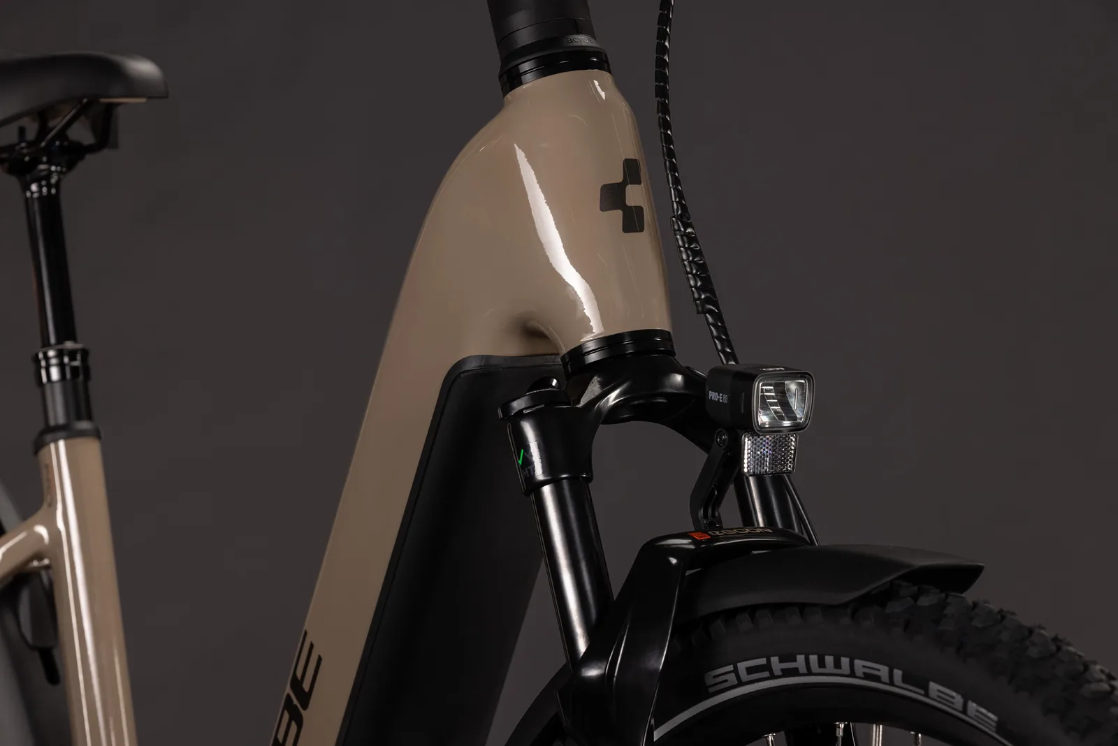 Cube Nuride Hybrid Pro 800 Wh cappuccino´n´black – Bicicleta Eléctrica Trekking 2027 Cuadro abierto ebike.es Gran tienda de bicicletas eléctricas en España 7 Bicicleta eléctrica Cube Nuride Hybrid Pro 800 cappuccino´n´black Cuadro abierto – detalle 5 | Ebike.es