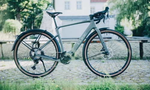 Bicicleta eléctrica Cube Nuroad Hybrid C:62 Race 400X FE oldgrey´n´grey – vista en exterior | Ebike.es