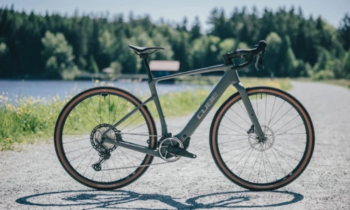 Bicicleta eléctrica Cube Nuroad Hybrid C:62 Race 400X oldgrey´n´grey – vista en exterior | Ebike.es