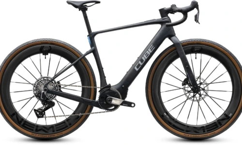 Bicicleta eléctrica Cube Nuroad Hybrid C:62 SLT 400X onyxfibre´n´blue – vista lateral | Ebike.es