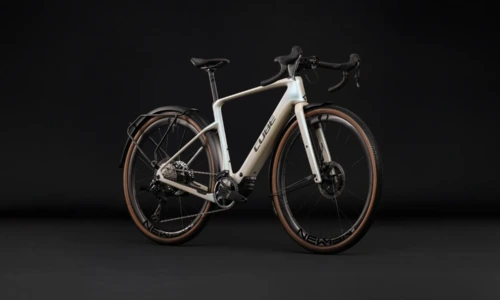 Bicicleta eléctrica Cube Nuroad Hybrid C:62 SLX 400X FE glintsand´n´black – vista frontal | Ebike.es