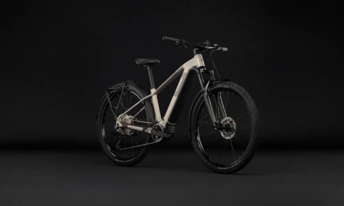 Cube Reaction Hybrid ONE 720 FE pearlsilver´n´chrome – Bicicleta Eléctrica de Montaña 2027 Barra alta ebike.es Gran tienda de bicicletas eléctricas en España 9 Bicicleta eléctrica Cube Reaction Hybrid ONE 720 FE pearlsilver´n´chrome Barra alta – vista frontal | Ebike.es