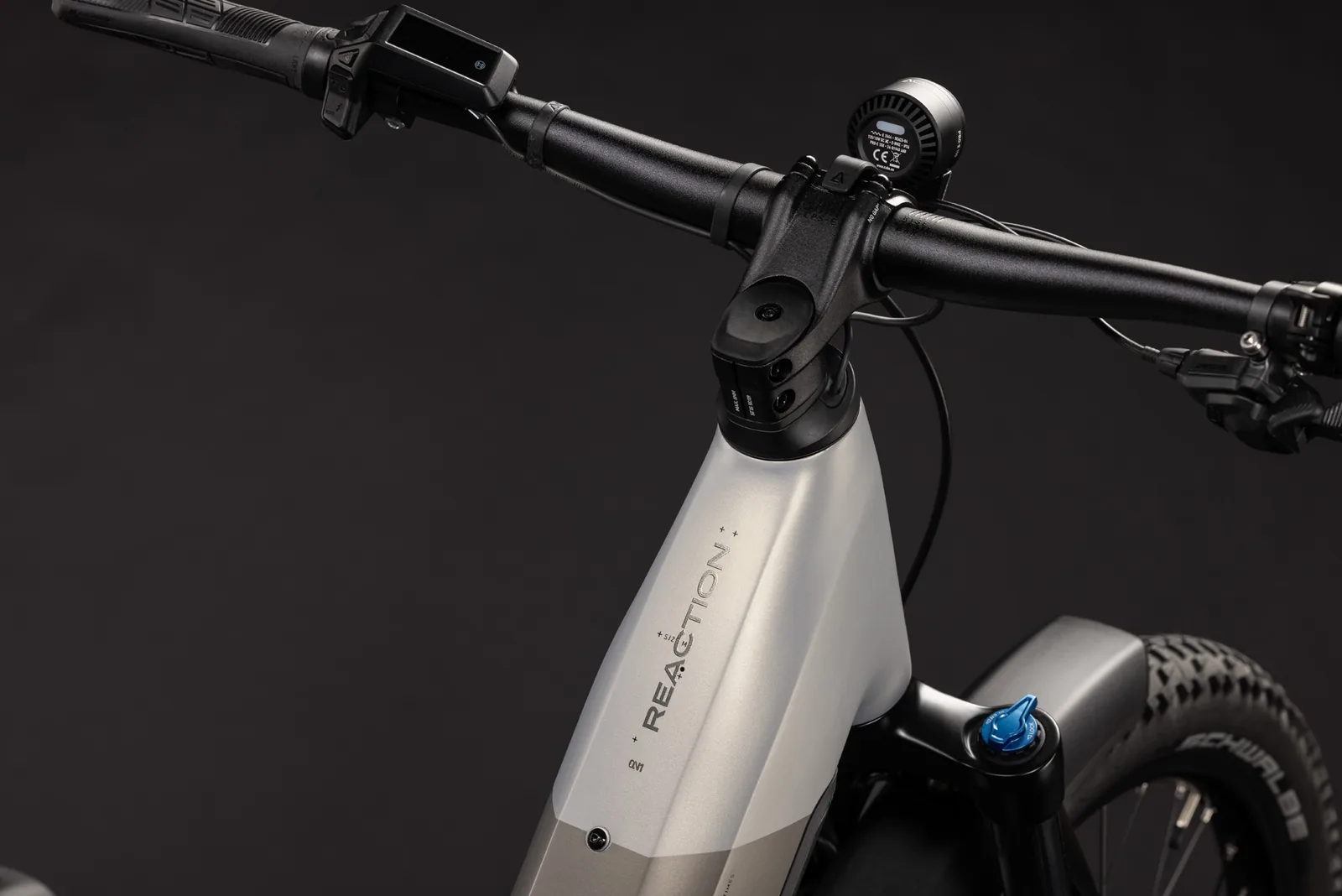 Cube Reaction Hybrid ONE 720 FE pearlsilver´n´chrome – Bicicleta Eléctrica de Montaña 2027 Cuadro abierto ebike.es Gran tienda de bicicletas eléctricas en España 3 Bicicleta eléctrica Cube Reaction Hybrid ONE 720 FE pearlsilver´n´chrome Cuadro abierto – detalle 1 | Ebike.es