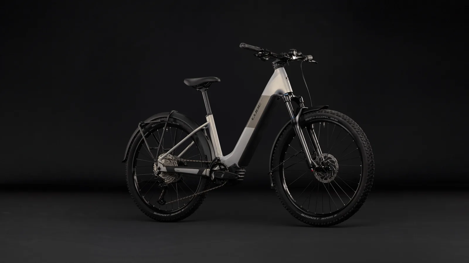 Cube Reaction Hybrid ONE 720 FE pearlsilver´n´chrome – Bicicleta Eléctrica de Montaña 2027 Cuadro abierto ebike.es Gran tienda de bicicletas eléctricas en España 2 Bicicleta eléctrica Cube Reaction Hybrid ONE 720 FE pearlsilver´n´chrome Cuadro abierto – vista frontal | Ebike.es
