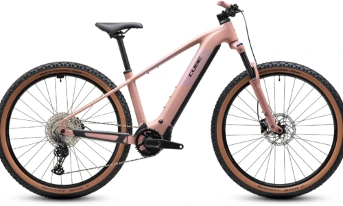 Bicicleta eléctrica Cube Reaction Hybrid Performance 720 ruby´n´black Barra alta – vista lateral | Ebike.es