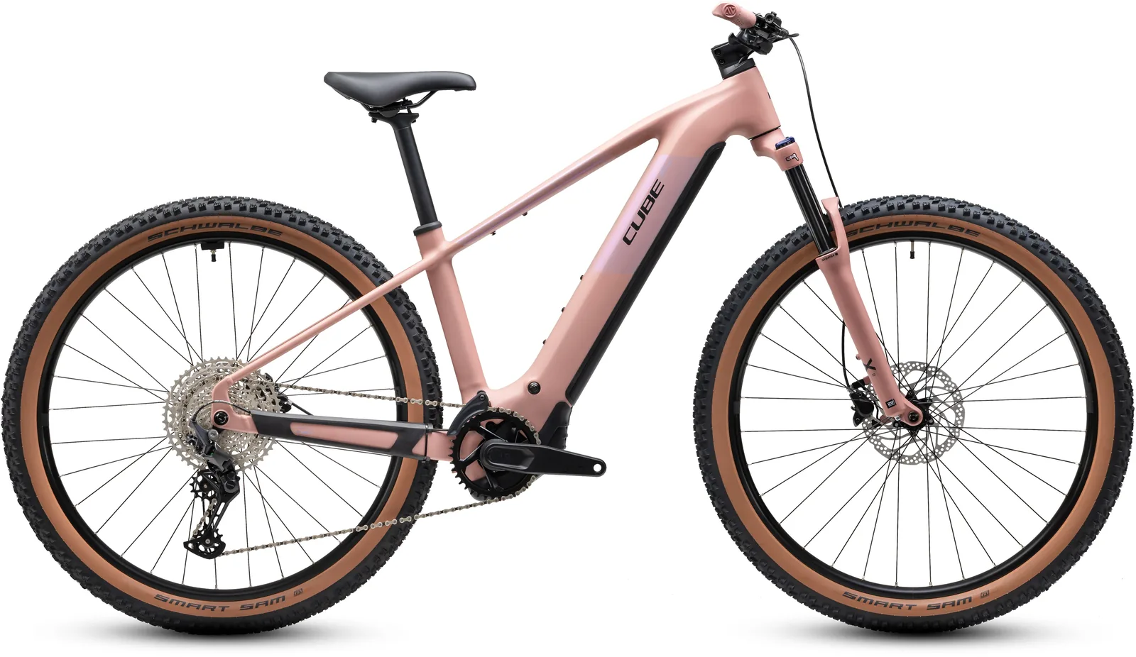 Cube Reaction Hybrid Performance 720 Wh ruby´n´black – Bicicleta Eléctrica de Montaña 2027 Barra alta ebike.es Gran tienda de bicicletas eléctricas en España Bicicleta eléctrica Cube Reaction Hybrid Performance 720 ruby´n´black Barra alta – vista lateral | Ebike.es