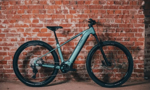 Bicicleta eléctrica Cube Reaction Hybrid Pro 800 polarlight´n´black Barra alta – vista en exterior | Ebike.es