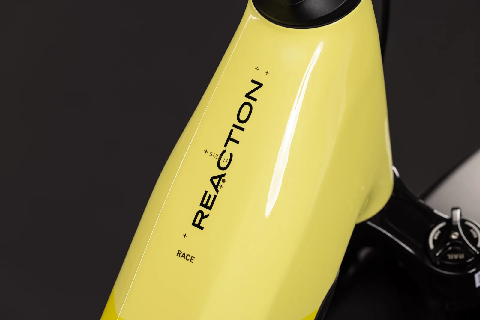 Cube Reaction Hybrid Race 800 FE bananasplit´n´black – Bicicleta Eléctrica de Montaña 2027 Cuadro abierto ebike.es Gran tienda de bicicletas eléctricas en España 4 Bicicleta eléctrica Cube Reaction Hybrid Race 800 FE bananasplit´n´black Cuadro abierto – detalle 2 | Ebike.es