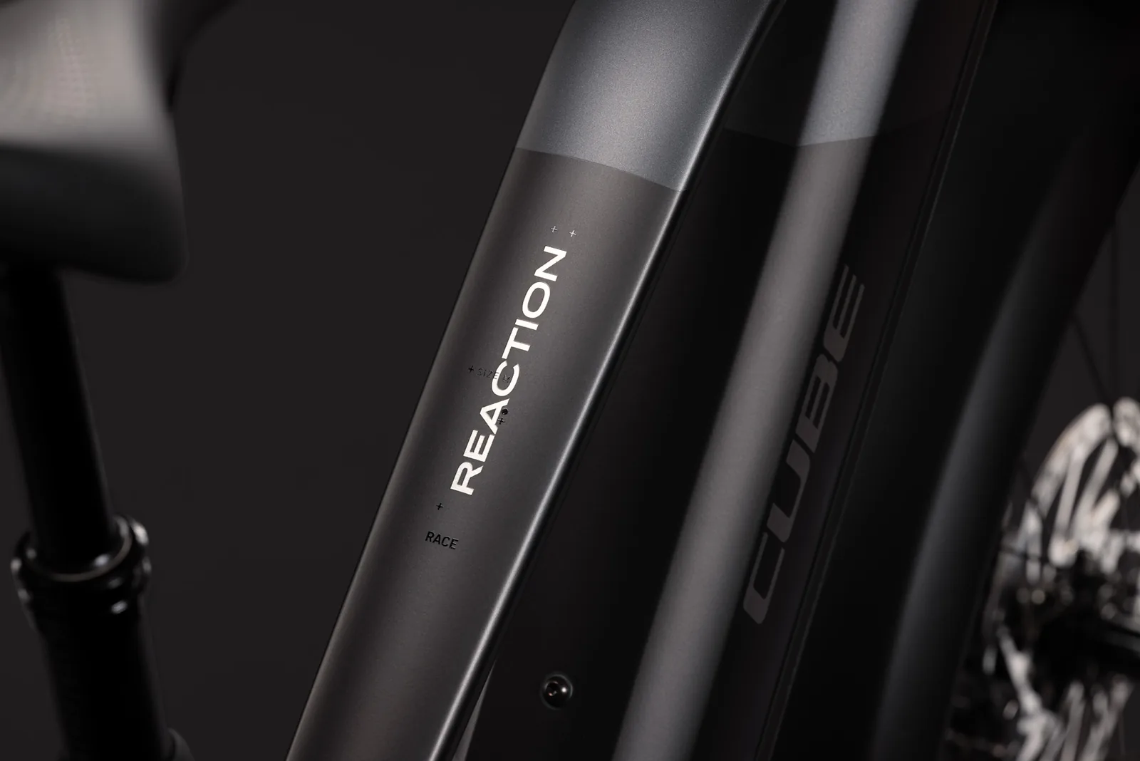 Cube Reaction Hybrid Race 800 FE slabgrey´n´chrome – Bicicleta Eléctrica de Montaña 2027 Cuadro semiabierto ebike.es Gran tienda de bicicletas eléctricas en España 4 Bicicleta eléctrica Cube Reaction Hybrid Race 800 FE slabgrey´n´chrome Cuadro semiabierto – detalle 2 | Ebike.es