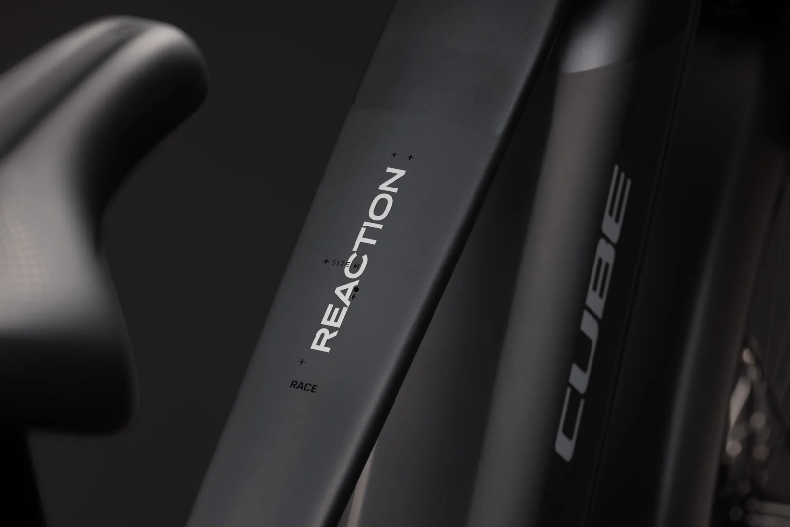 Cube Reaction Hybrid Race 800 FE slabgrey´n´chrome – Bicicleta Eléctrica de Montaña 2027 Barra alta ebike.es Gran tienda de bicicletas eléctricas en España 4 Bicicleta eléctrica Cube Reaction Hybrid Race 800 FE slabgrey´n´chrome Barra alta – detalle 2 | Ebike.es