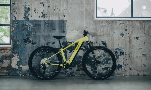 Bicicleta eléctrica Cube Reaction Hybrid Race 800 bananasplit´n´black Barra alta – vista en exterior | Ebike.es