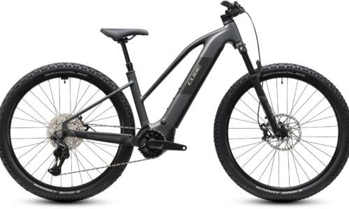 Bicicleta eléctrica Cube Reaction Hybrid Race 800 slabgrey´n´chrome Cuadro semiabierto – vista lateral | Ebike.es