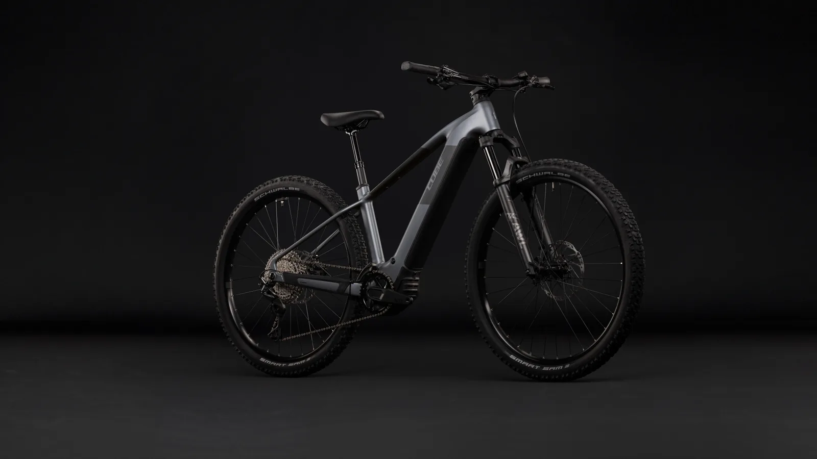 Cube Reaction Hybrid Race 800 Wh slabgrey´n´chrome – Bicicleta Eléctrica de Montaña 2027 Barra alta ebike.es Gran tienda de bicicletas eléctricas en España 2 Bicicleta eléctrica Cube Reaction Hybrid Race 800 slabgrey´n´chrome Barra alta – vista frontal | Ebike.es