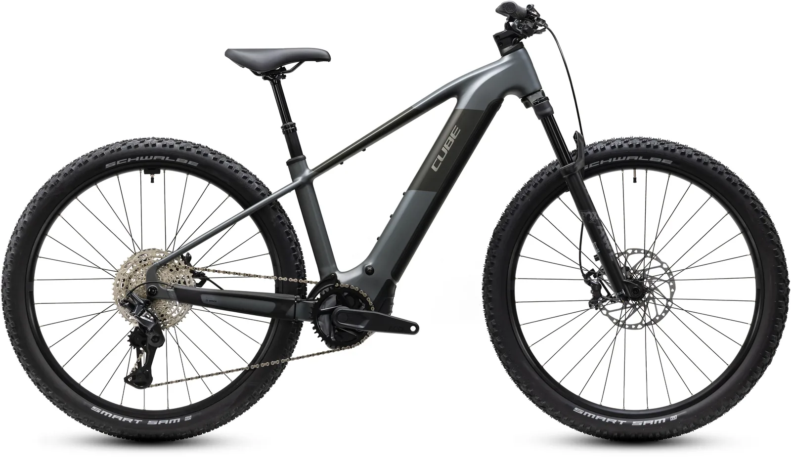 Cube Reaction Hybrid Race 800 Wh slabgrey´n´chrome – Bicicleta Eléctrica de Montaña 2027 Barra alta ebike.es Gran tienda de bicicletas eléctricas en España Bicicleta eléctrica Cube Reaction Hybrid Race 800 slabgrey´n´chrome Barra alta – vista lateral | Ebike.es