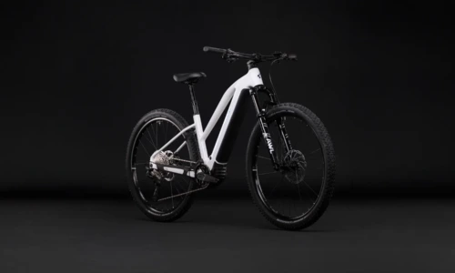 Bicicleta eléctrica Cube Reaction Hybrid Race 800 snow´n´black Cuadro semiabierto – vista frontal | Ebike.es