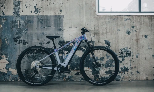 Bicicleta eléctrica Cube Reaction Hybrid SLX 800 artline Barra alta – vista en exterior | Ebike.es