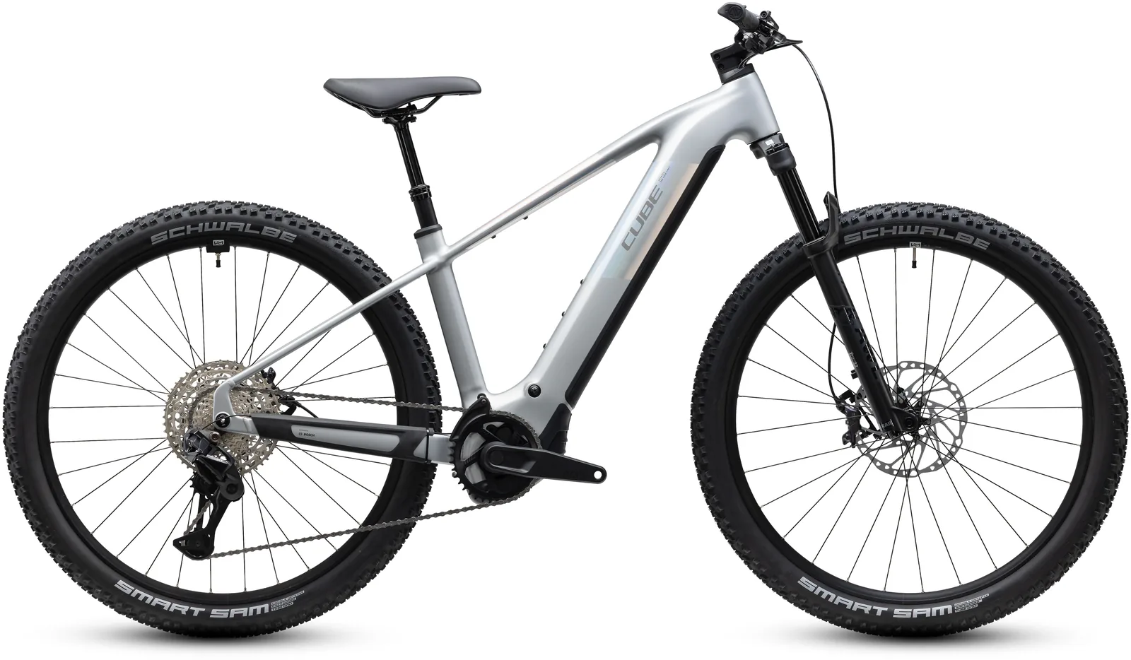 Cube Reaction Hybrid SLX 800 Wh platinum´n´reflex – Bicicleta Eléctrica de Montaña 2027 Barra alta ebike.es Gran tienda de bicicletas eléctricas en España Bicicleta eléctrica Cube Reaction Hybrid SLX 800 platinum´n´reflex Barra alta – vista lateral | Ebike.es