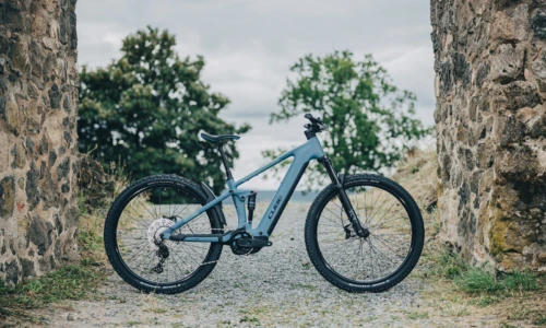 Cube Stereo Hybrid ONE22 Pro 800 Wh bluesapphire´n´blue – Bicicleta Eléctrica de Montaña Doble Suspensión 2027 ebike.es Gran tienda de bicicletas eléctricas en España 18 Bicicleta eléctrica Cube Stereo Hybrid ONE22 Pro 800 bluesapphire´n´blue – vista en exterior | Ebike.es