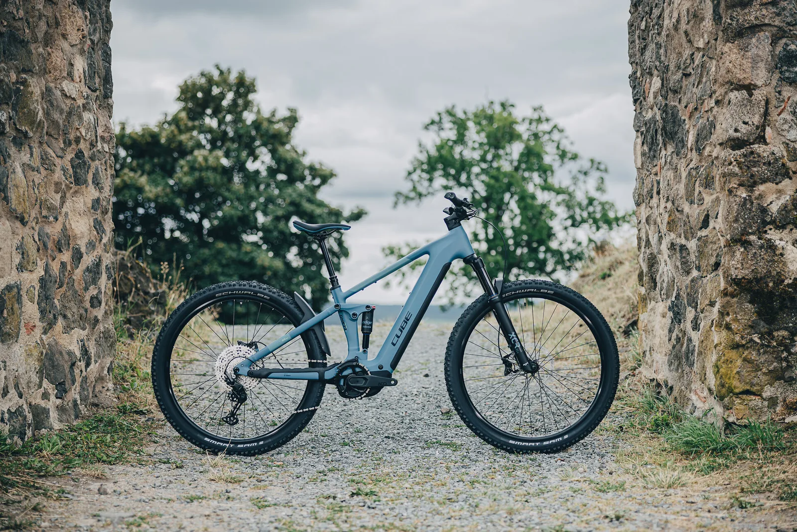 Cube Stereo Hybrid ONE22 Pro 800 Wh bluesapphire´n´blue – Bicicleta Eléctrica de Montaña Doble Suspensión 2027 ebike.es Gran tienda de bicicletas eléctricas en España 9 Bicicleta eléctrica Cube Stereo Hybrid ONE22 Pro 800 bluesapphire´n´blue – vista en exterior | Ebike.es