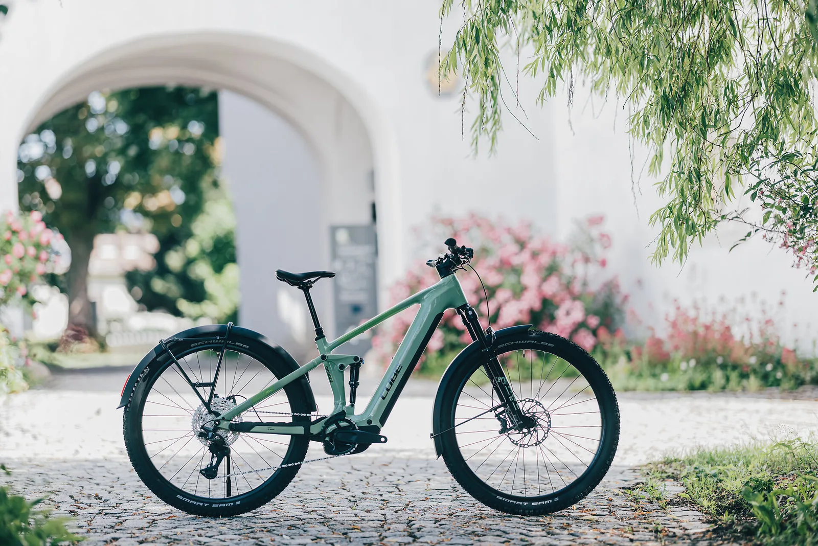 Cube Stereo Hybrid ONE22 SLX 800 FE cactus´n´black – Bicicleta Eléctrica de Montaña Doble Suspensión 2027 ebike.es Gran tienda de bicicletas eléctricas en España 9 Bicicleta eléctrica Cube Stereo Hybrid ONE22 SLX 800 FE cactus´n´black – vista en exterior | Ebike.es