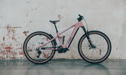 Cube Stereo Hybrid ONE22 SLX 800 Wh ruby´n´black – Bicicleta Eléctrica de Montaña Doble Suspensión 2027 ebike.es Gran tienda de bicicletas eléctricas en España 18 Bicicleta eléctrica Cube Stereo Hybrid ONE22 SLX 800 ruby´n´black – vista en exterior | Ebike.es